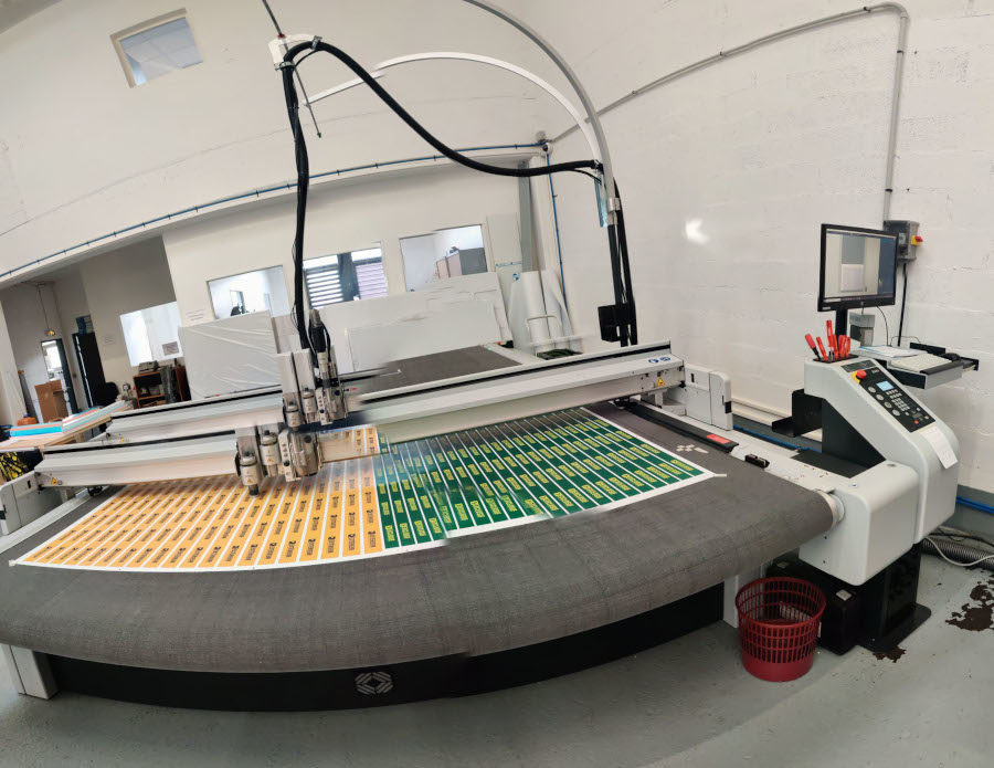 Signalétique diffusion print dispose d’une machine de découpe Zund en format XL réputée pour sa polyvalence